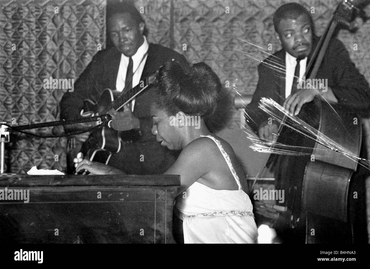 Nina Simone Juni 1965 Jazz Sängerin Bild Vorformen in Annies Club auf der Bühne spielen Klavier Eunice Kathleen Waymon Nina Simone-Sänger und Songwriter geboren Tryon North Carolina 21. Februar 1933 heiratete 1958 Don Ross Ehe aufgelöst 1961 Andrew Stroud eine Tochter Ehe aufgelöst 1971 starb Carry le Rouet Frankreich 21. April 2003 nahm den Namen Nina Simone Nina was bedeutet kleine von einem spanischen Freund kam und Simone wurde von der französischen Schauspielerin Simone Signoret Jazz Sänger 1960er Jahre Mirrorpix Stockfoto