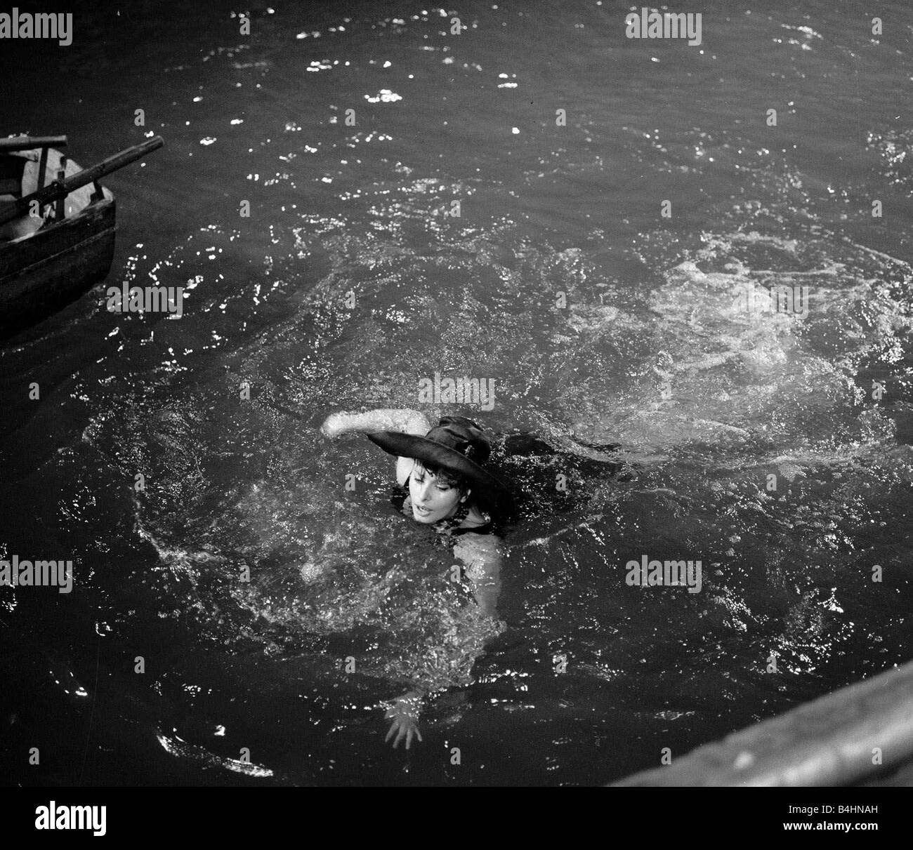 Die Millionärin Dreharbeiten Juli 1960 abgebildet Sophia Loren italienische Schauspielerin im Wasser während der Dreharbeiten Plot Zusammenfassung wenn ihr Vater stirbt Epifania Parerga ein Italiener in London wird die Welt s reichste Frau sie fühlt sich unvollständig ohne einen Ehemann und verliebt sich in einen bescheidenen indischen Arzt Dr. Ahmed el Kabir Peter Sellers Stockfoto