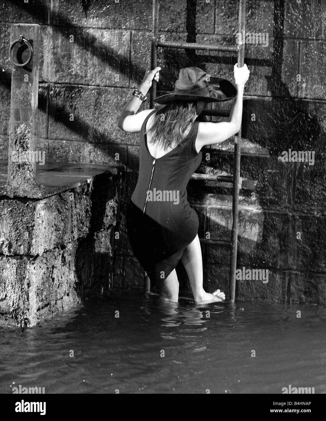 Die Millionärin Dreharbeiten Juli 1960 abgebildet Sophia Loren italienische Schauspielerin im Wasser während der Dreharbeiten Plot Zusammenfassung wenn ihr Vater stirbt Epifania Parerga ein Italiener in London wird die Welt s reichste Frau sie fühlt sich unvollständig ohne einen Ehemann und verliebt sich in einen bescheidenen indischen Arzt Dr. Ahmed el Kabir Peter Sellers Stockfoto