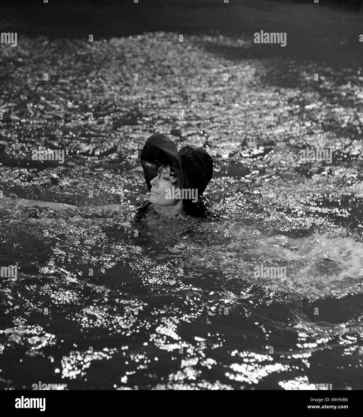 Die Millionärin Dreharbeiten Juli 1960 abgebildet Sophia Loren italienische Schauspielerin im Wasser während der Dreharbeiten Plot Zusammenfassung wenn ihr Vater stirbt Epifania Parerga ein Italiener in London wird die Welt s reichste Frau sie fühlt sich unvollständig ohne einen Ehemann und verliebt sich in einen bescheidenen indischen Arzt Dr. Ahmed el Kabir Peter Sellers Stockfoto