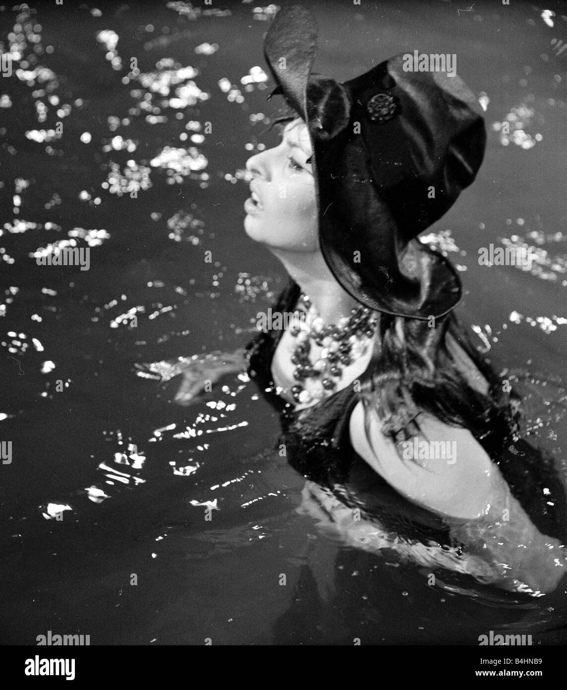 Die Millionärin Dreharbeiten Juli 1960 abgebildet Sophia Loren italienische Schauspielerin im Wasser während der Dreharbeiten Plot Zusammenfassung wenn ihr Vater stirbt Epifania Parerga ein Italiener in London wird die Welt s reichste Frau sie fühlt sich unvollständig ohne einen Ehemann und verliebt sich in einen bescheidenen indischen Arzt Dr. Ahmed el Kabir Peter Sellers Stockfoto
