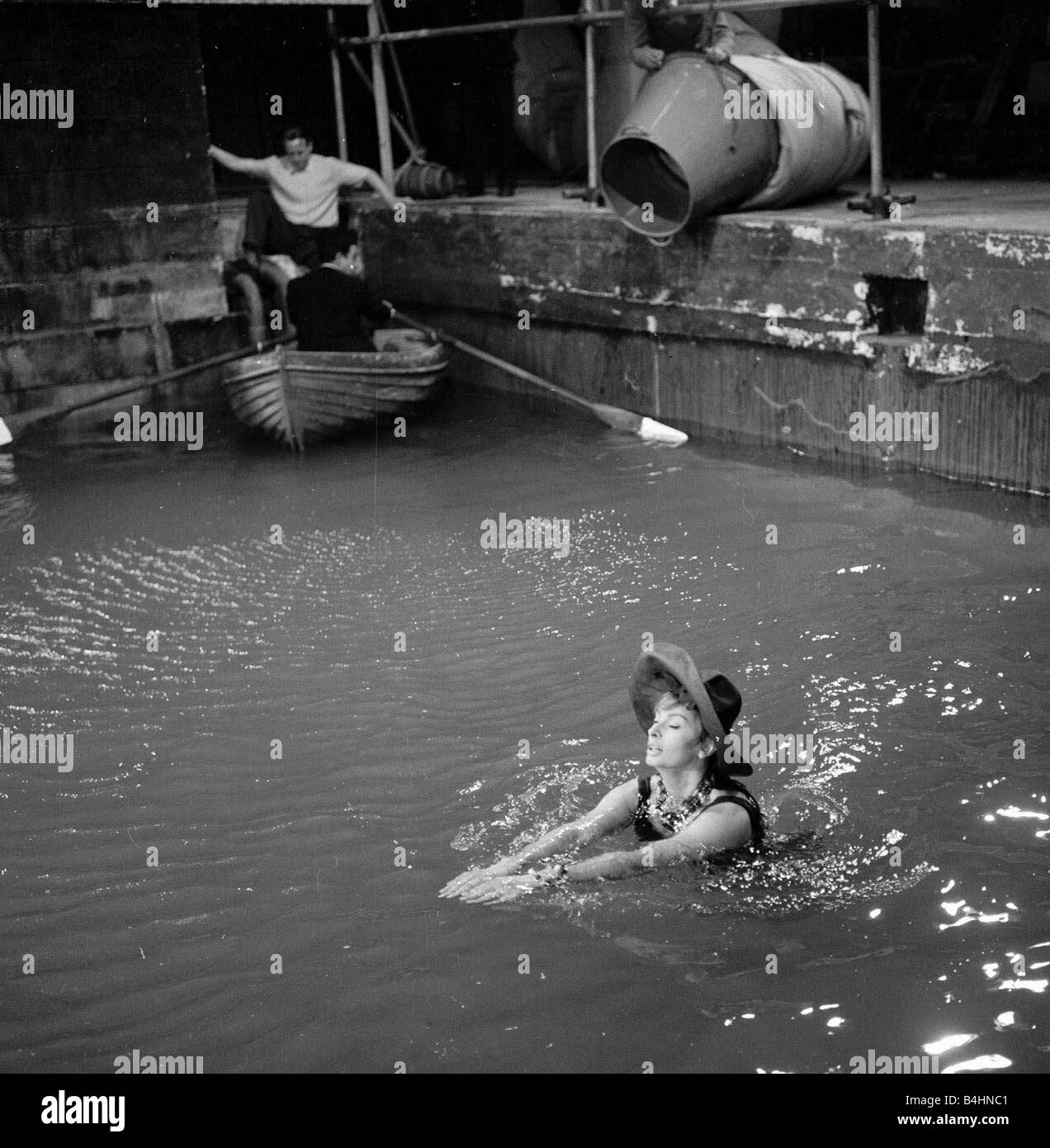 Die Millionärin Dreharbeiten Juli 1960 abgebildet Sophia Loren italienische Schauspielerin im Wasser während der Dreharbeiten Plot Zusammenfassung wenn ihr Vater stirbt Epifania Parerga ein Italiener in London wird die Welt s reichste Frau sie fühlt sich unvollständig ohne einen Ehemann und verliebt sich in einen bescheidenen indischen Arzt Dr. Ahmed el Kabir Peter Sellers Stockfoto