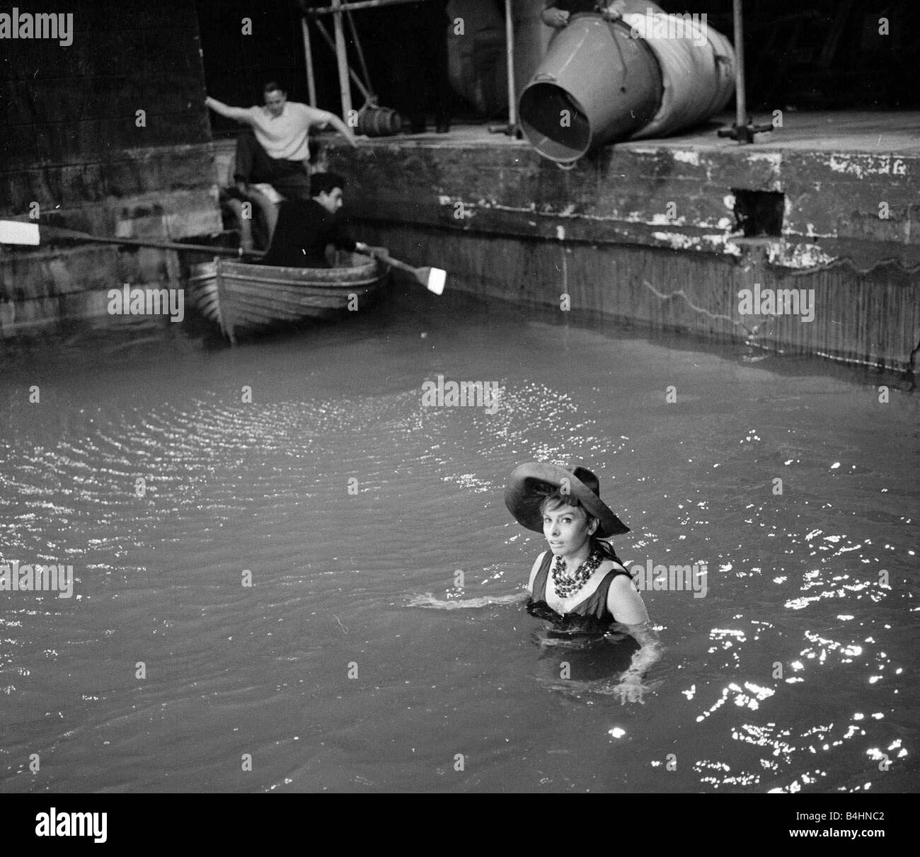 Die Millionärin Dreharbeiten Juli 1960 abgebildet Sophia Loren italienische Schauspielerin im Wasser während der Dreharbeiten Plot Zusammenfassung wenn ihr Vater stirbt Epifania Parerga ein Italiener in London wird die Welt s reichste Frau sie fühlt sich unvollständig ohne einen Ehemann und verliebt sich in einen bescheidenen indischen Arzt Dr. Ahmed el Kabir Peter Sellers Stockfoto