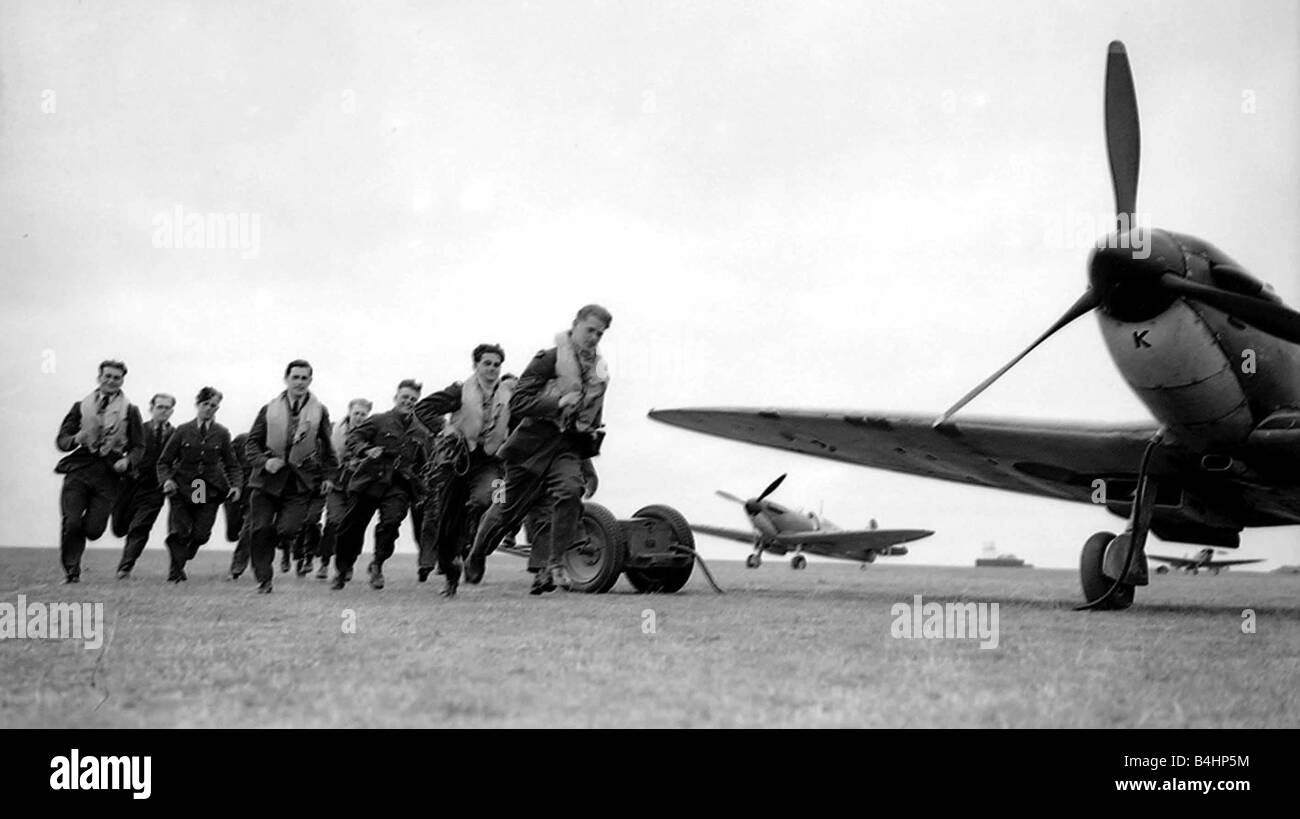 RAF-Piloten Gerangel während th Schlacht von Großbritannien Konflikt Weltkrieg zwei Piloten laufen Flugzeug Kämpfer Supermarine Spitfire Flugplatz England Circa Juli 1940 der 1940er Jahre Mirrorpix Stockfoto