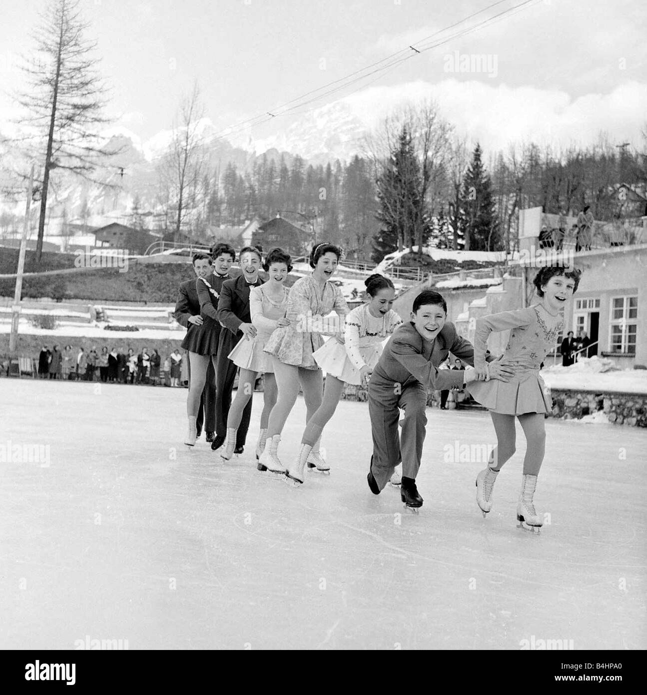 Winter-Olympischen Spiele 1956 Kinder Ice Skating lokale Beschriftung christmasgreetings Stockfoto