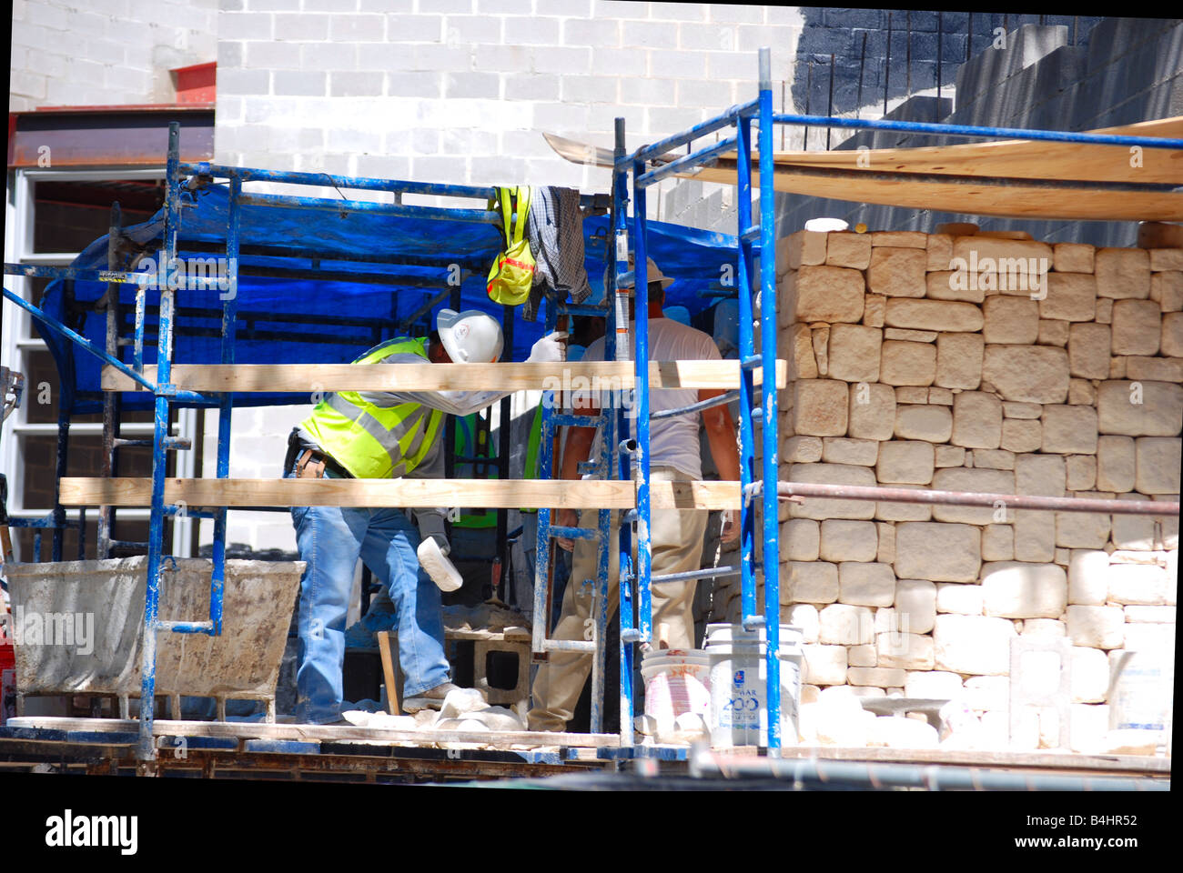 Bauarbeiter hart bei der Arbeit in der heißen Sonne von Texas Stockfoto