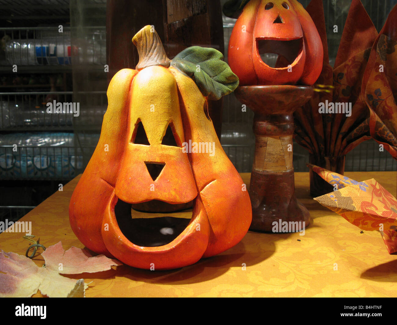 Künstliche Halloween Kürbisse. Kürbis, Dekoration Fenster Shop in der Nacht Stockfoto