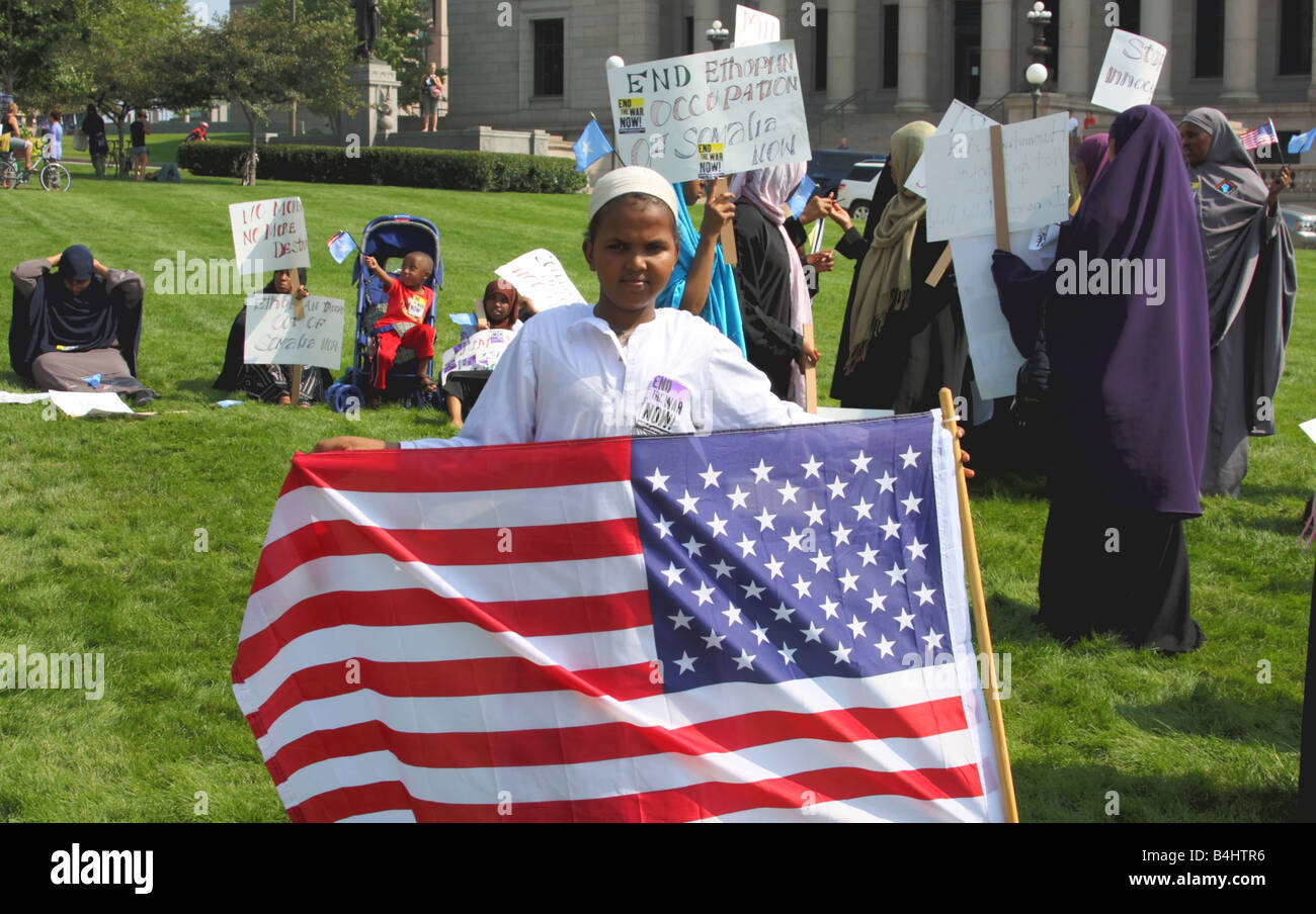 Bild von einem somalischen Kind hält eine US-Fahne auf der Anti-Kriegs-Kundgebung bei der Republican National Convention. Stockfoto
