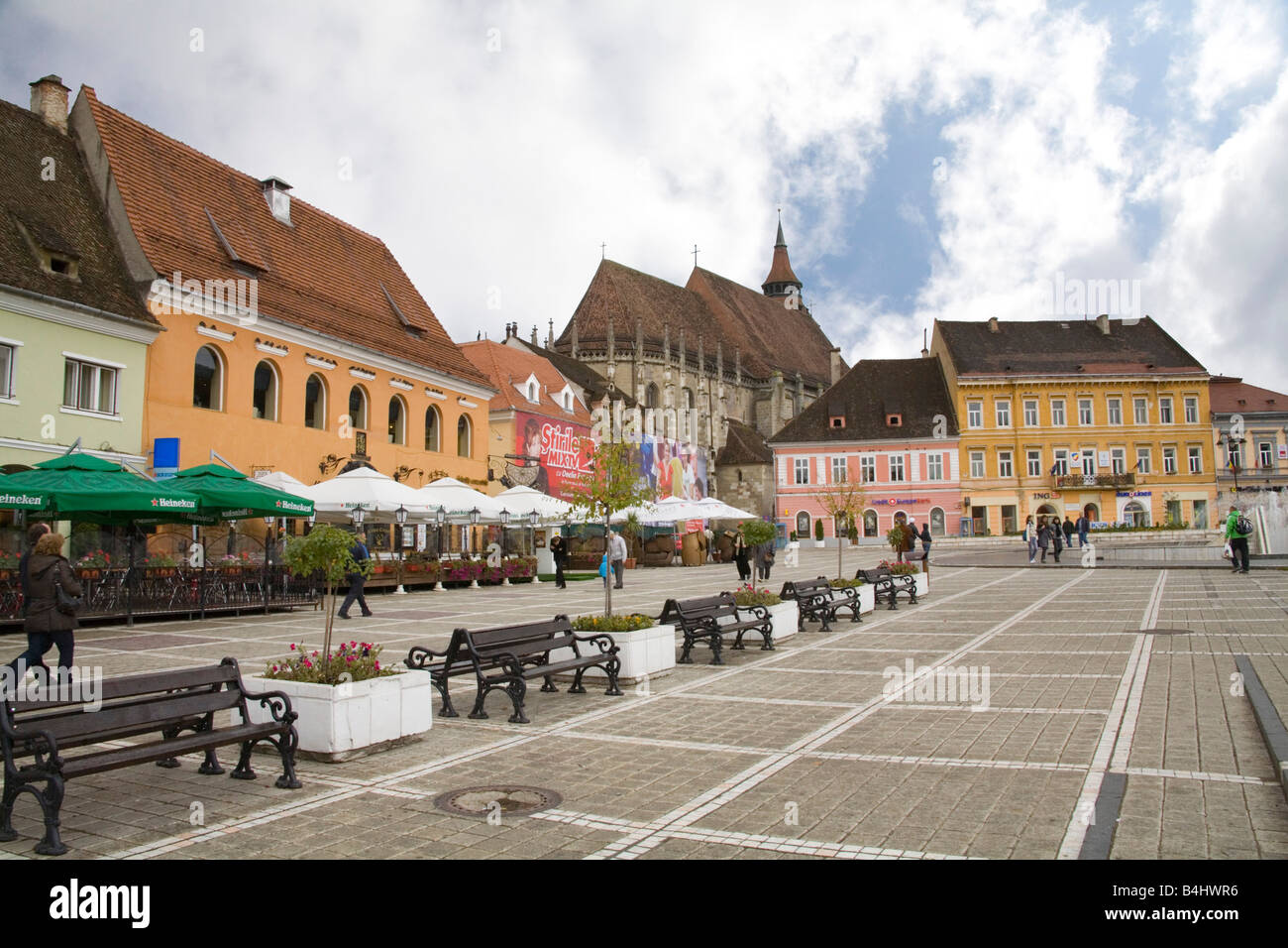 Brasov Siebenbürgen Rumänien EU September Blick über die Fußgängerzone Rathausplatz flankiert von Restaurants und Banken Stockfoto