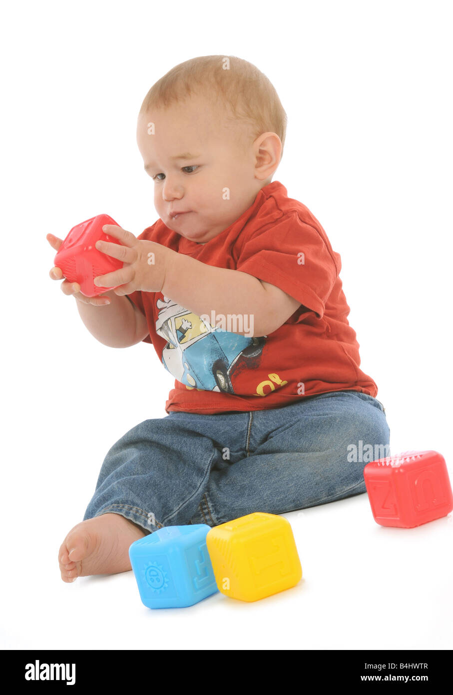 Ein junges Baby, das das Gehen und Krabbeln lernt, entwickelt sich in den frühen Lebensjahren Stockfoto