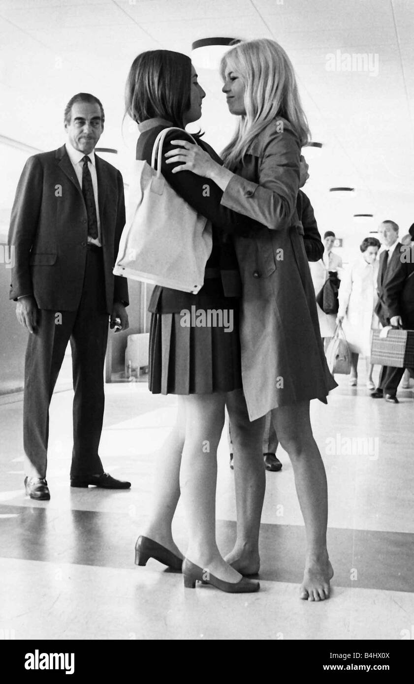 Brigitte Bardot, französische Schauspielerin umarmt Freund 1966