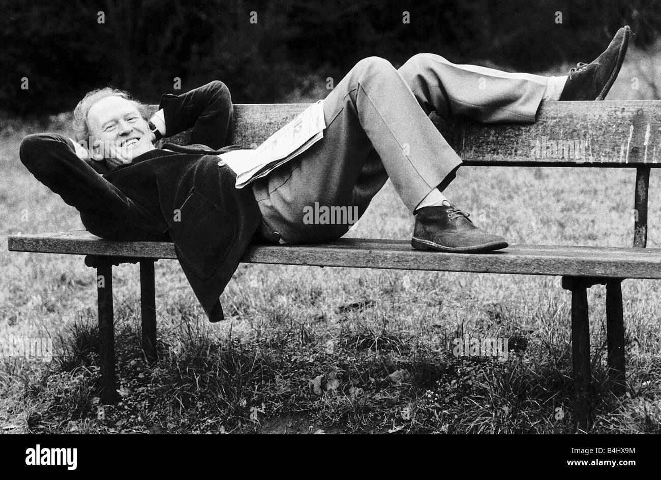 Schottischer Schauspieler Gordon Jackson entspannend auf Parkbank 1975 ...