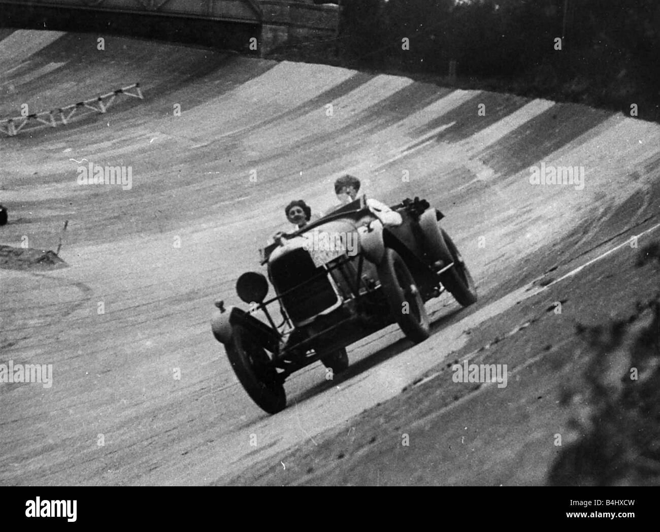 Rennwagen auf der berühmten Rennstrecke in Brooklands, wo der Sport geboren wurde Stockfoto