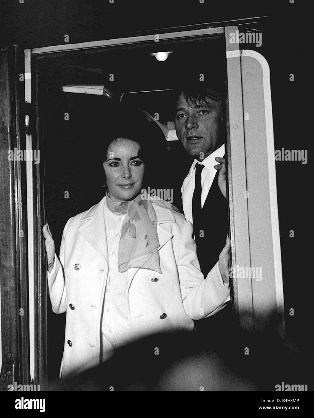 Elizabeth Taylor Aug 1968 und Husbad Richard Burton R bei Waterloo Station Stockfoto