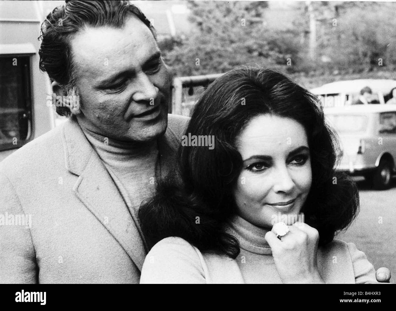 Schauspieler Richard Burton und Elizabeth Taylor mit ihrer 127 000 Ring Geschenk von ihrem Ehemann Stockfoto