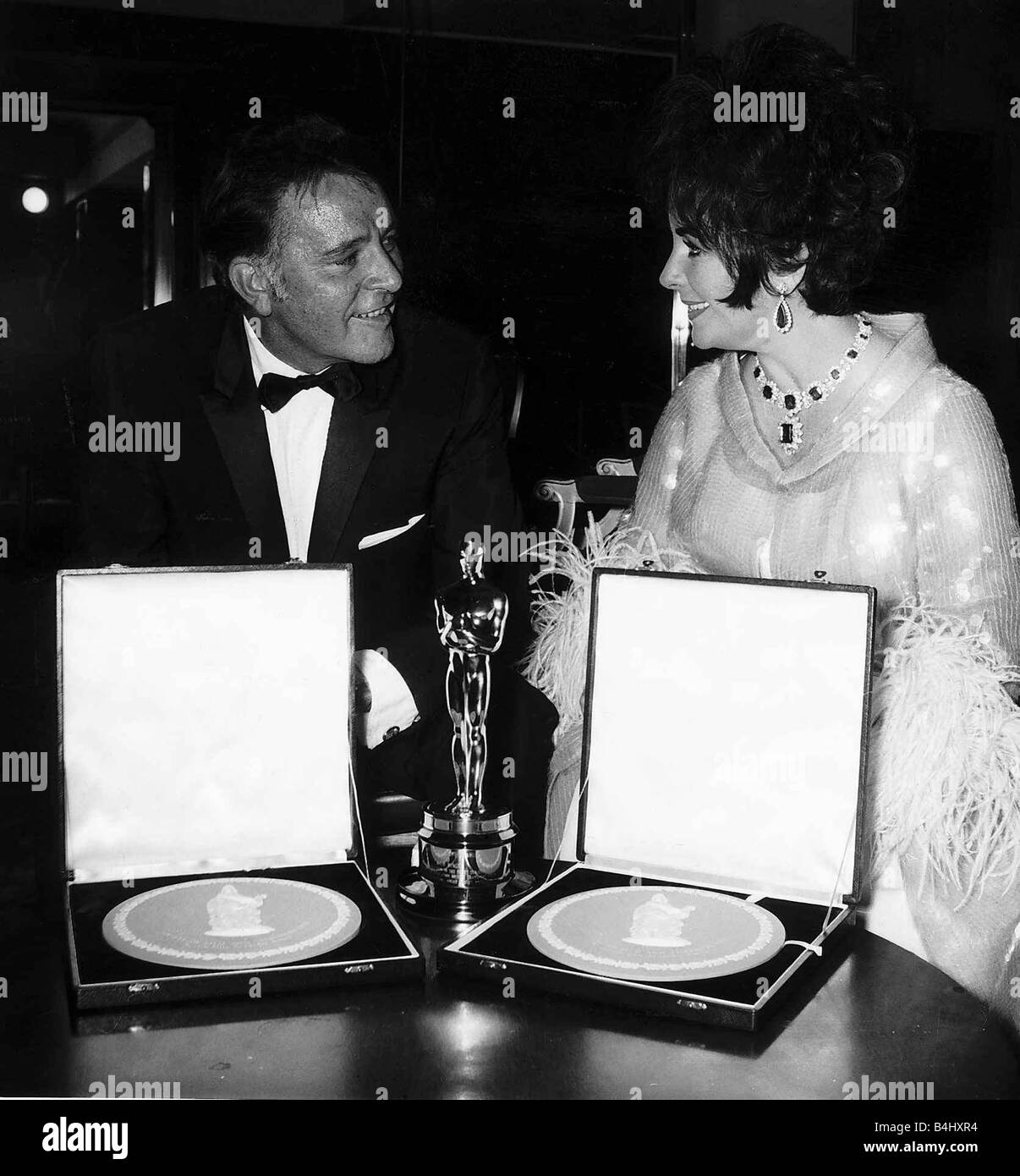 Frau Elizabeth Taylor und Richard Burton Schauspieler im Bild mit ihrer britischen Filmpreis Stockfoto