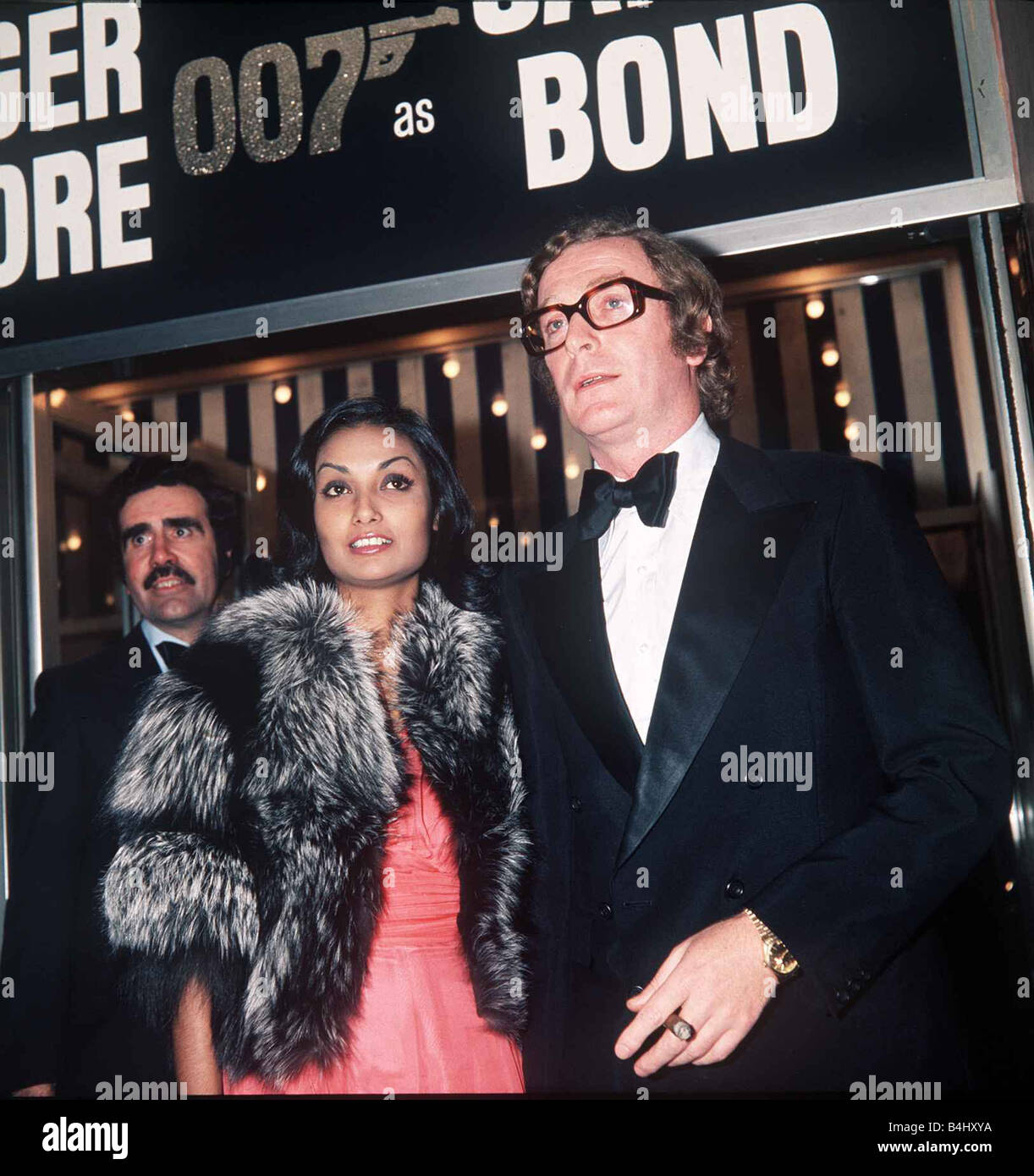 Michael Caine Actor mit seiner Frau Shakira Dezember 1974 bei der Premiere von der Mann mit der goldenen Pistole Dbase MSI Stockfoto