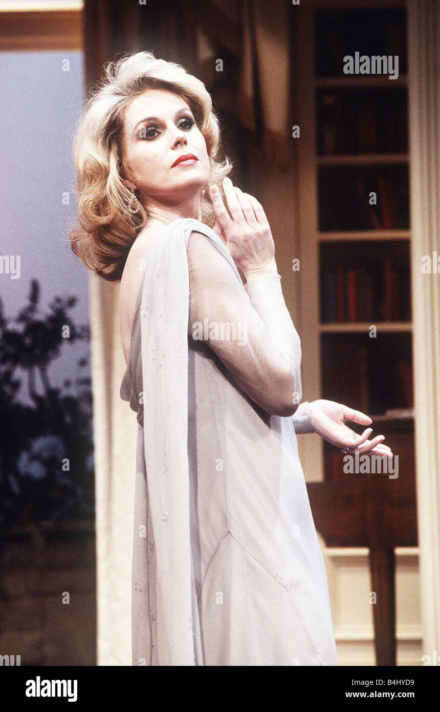 Joanna Lumley Actress spielt die Rolle von Elvira in einer Inszenierung von Blithe Spirit im Vaudeville Theatre in London Februar 1986 Dbase Msi Stockfoto