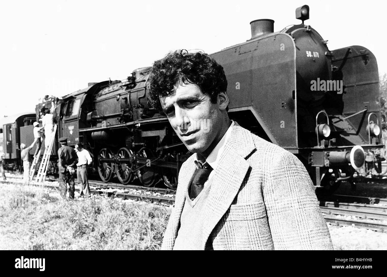 Elliott Gould Schauspieler steht man vor einem Dampfzug in einer Szene aus dem Film The Dame verschwindet November 1978 Dbase msi Stockfoto