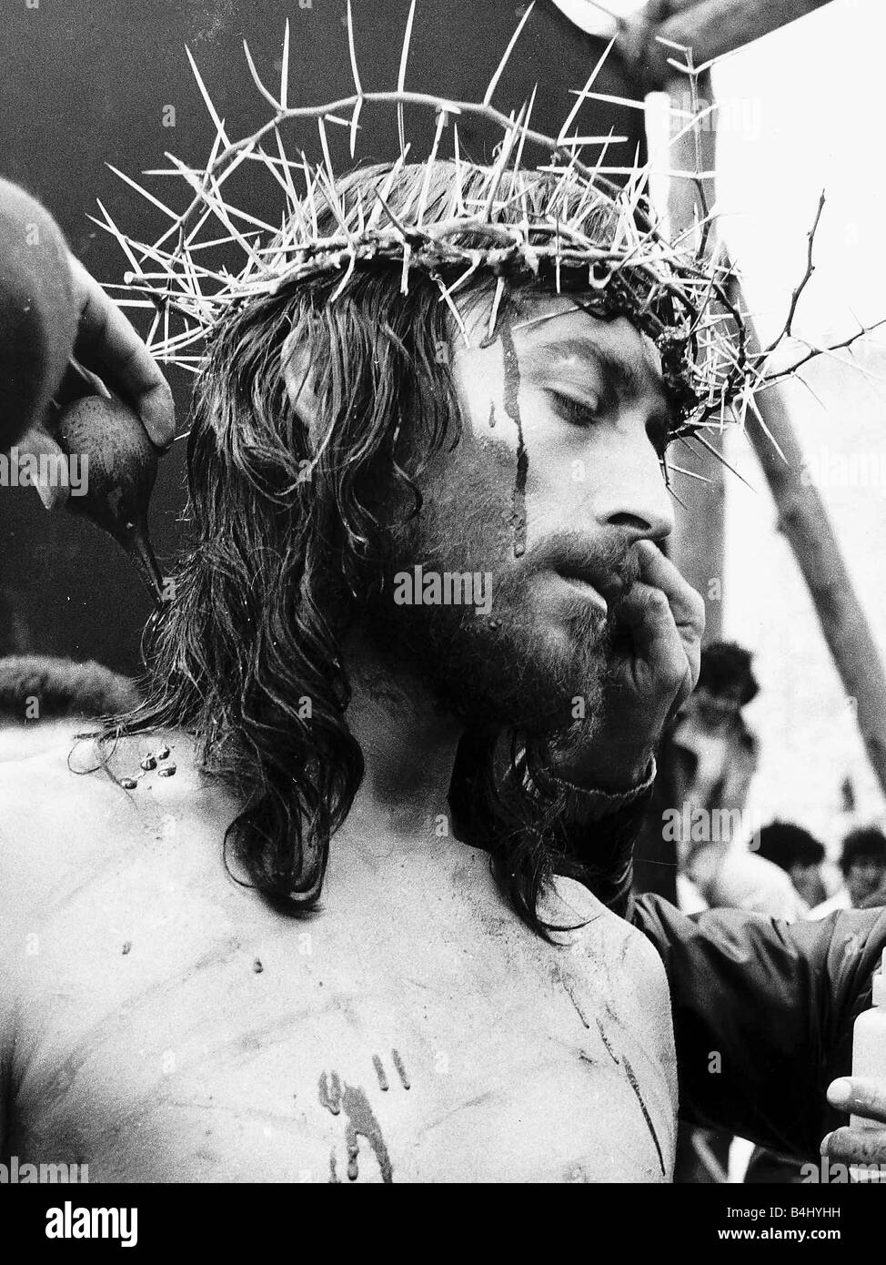 Robert Powell Schauspieler in der Rolle Christi mit seiner Dornenkrone während der Kreuzigungsszene Januar 1976 DBASE MSI Stockfoto