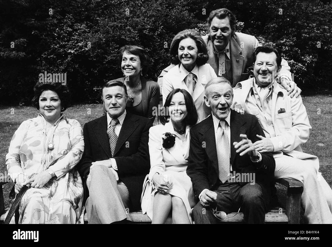 Johnny Weissmuller abgebildet außerhalb mit Hollywood-Stars Kathryn Grayson Gene Kelly Leslie Caron Fred Astaire Marge Champion Cyd Charisse und Donald O Conner Mai 1976 Dbase MSI Stockfoto