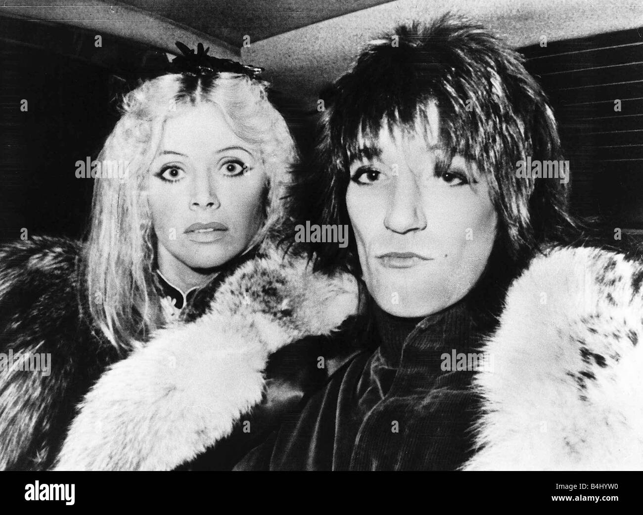 Rod Stewart-Singer-Songwriter mit seiner Freundin Britt Ekland auf ihrem Weg zu einem seiner Konzerte November 1976 Dbase msi Stockfoto