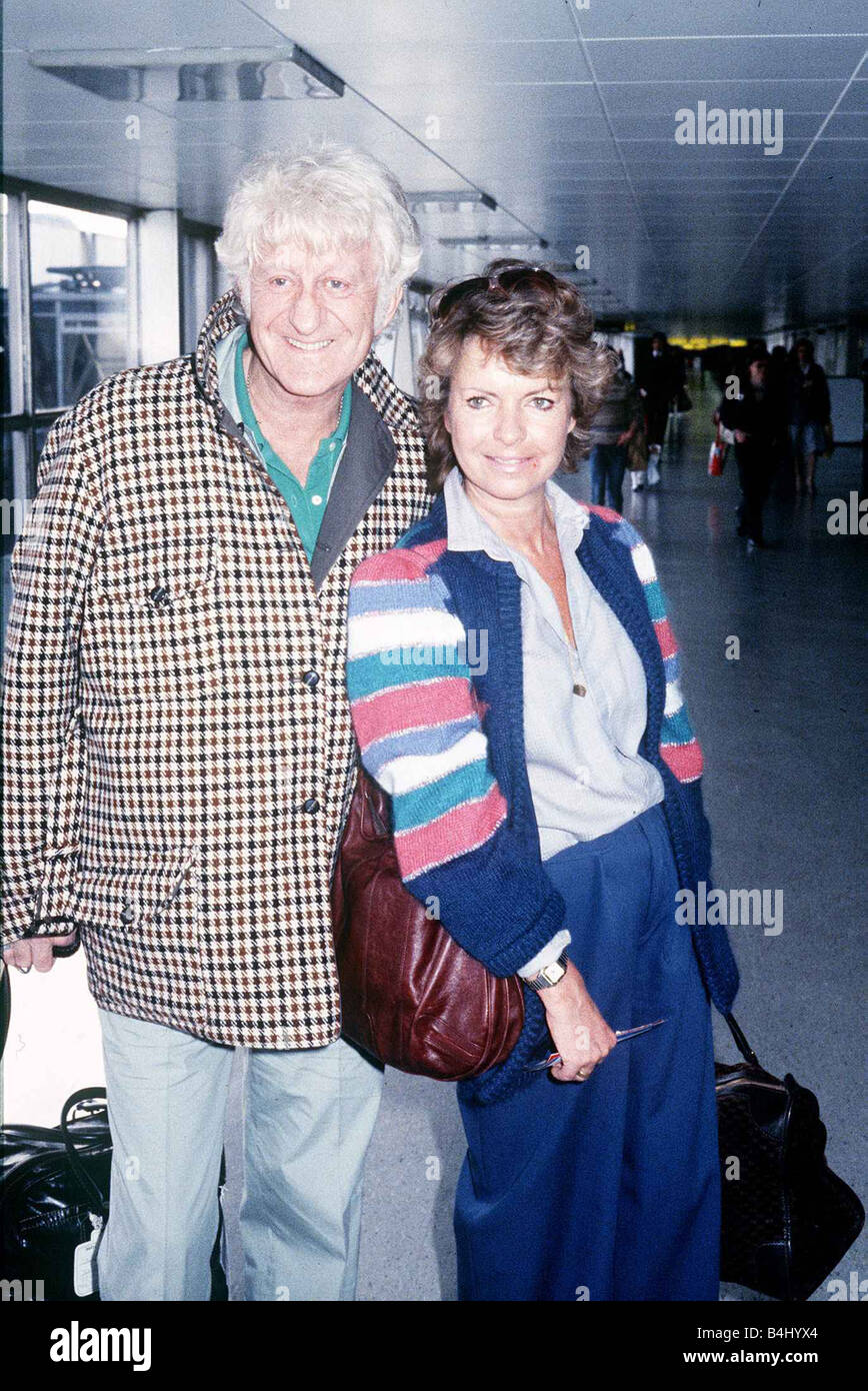 Schauspieler John Pertwee und Frau Ingeborg am Flughafen Januar 1983 Dbase MSI Stockfoto