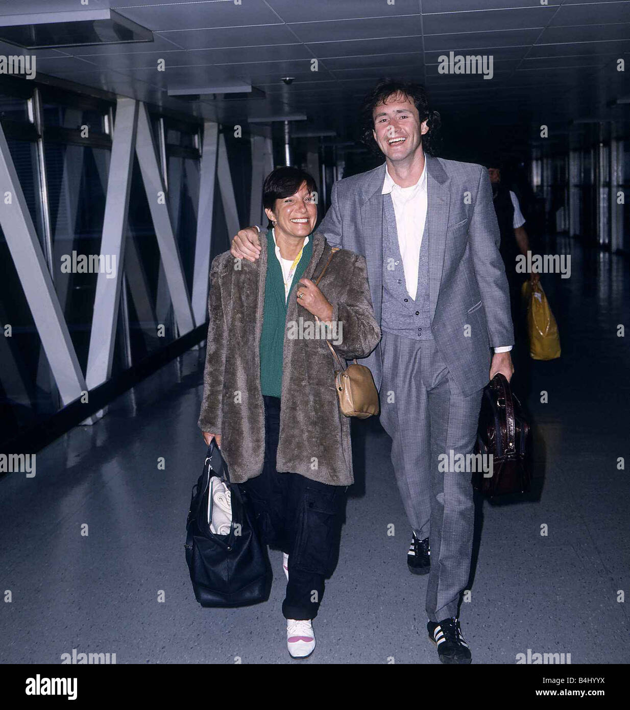 Nigel Planer Schauspieler Ankunft am Flughafen von London aus Barbados mit seiner Frau Roberta Planer Januar 1985 Dbase Msi Stockfoto