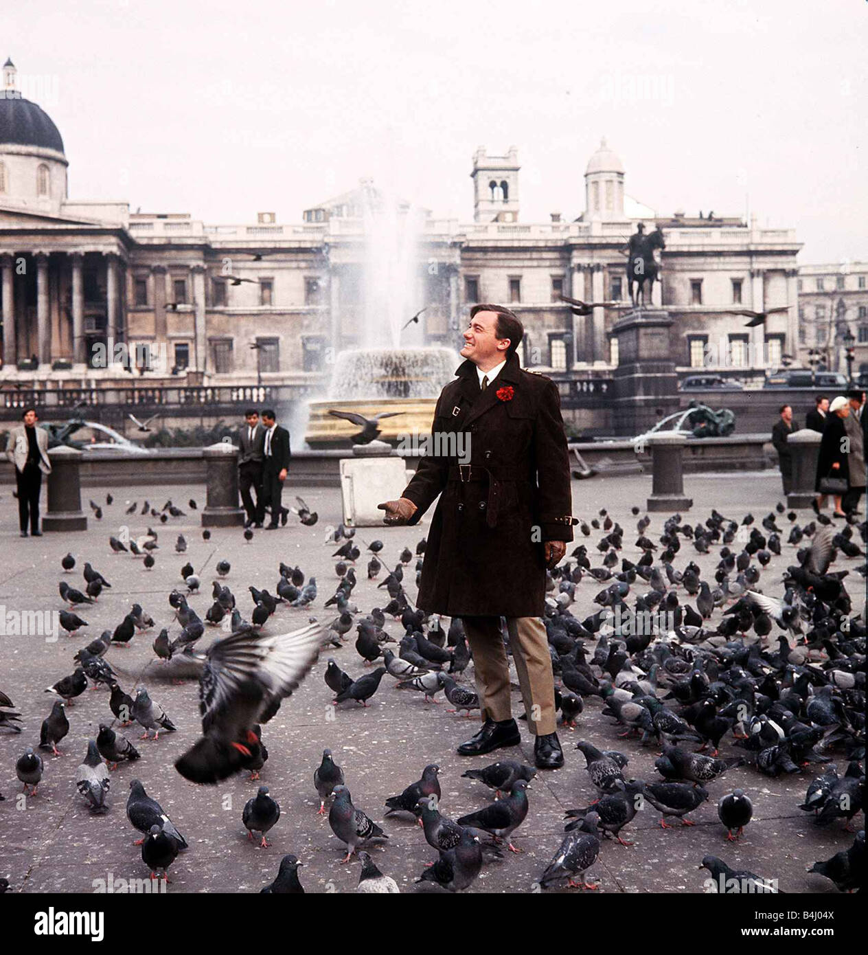 US-amerikanischer Schauspieler Robert Vaughn speist die Tauben am Trafalgar Square Stockfoto