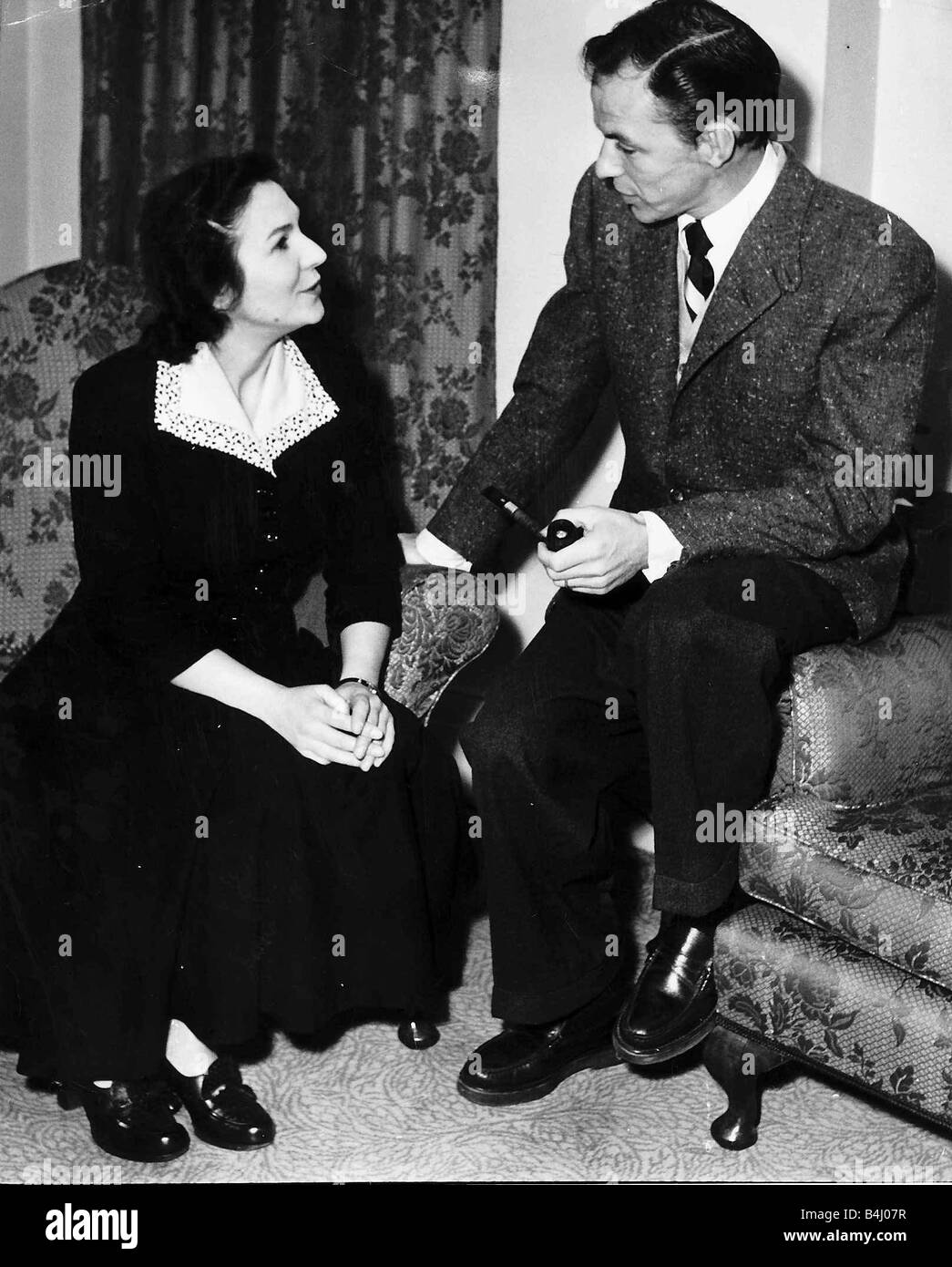 Frank Sinatra-Sänger und Schauspieler mit Trudie Morris Präsident Gründer und Generalsekretär der Sinatra-Fan-Club in seinem Zimmer im Washington Hotel London Dezember 1951 Stockfoto