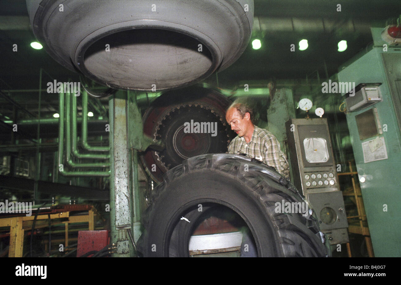 Arbeiter in der Reifenfabrik Stomil Olsztyn, Polen Stockfotografie - Alamy