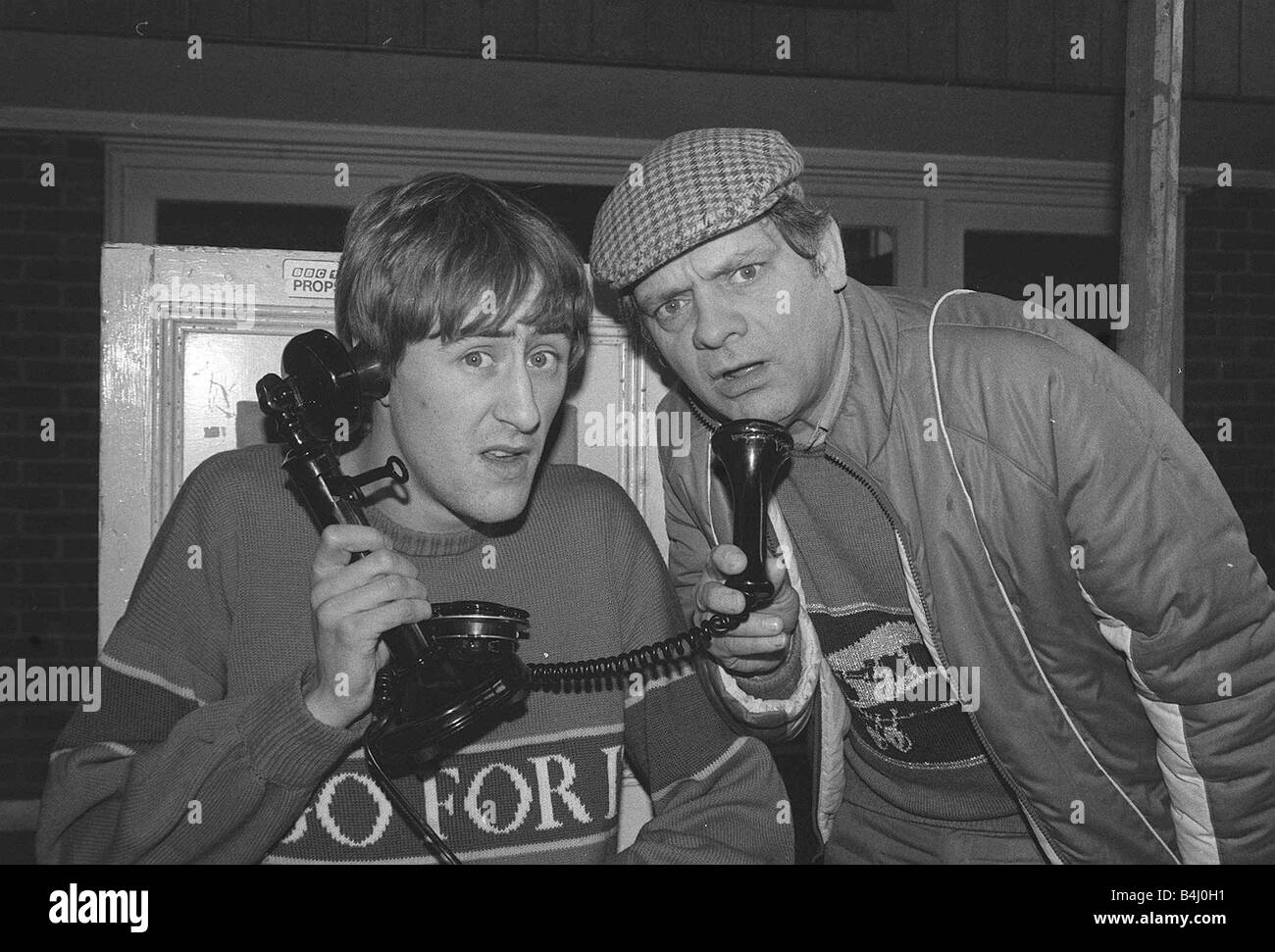 Britischer Schauspieler David Jason mit Schauspielkollegen Nicholas Lyndhurst aus der TV-Serie nur Dummköpfe und Pferde Februar 1985 Stockfoto