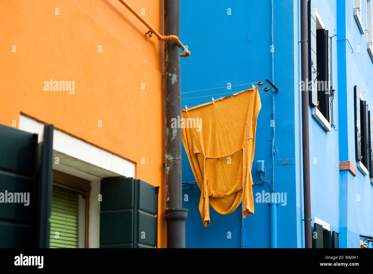 Orange Wäsche trocknen auf bunten Bruano Island Italien Stockfoto