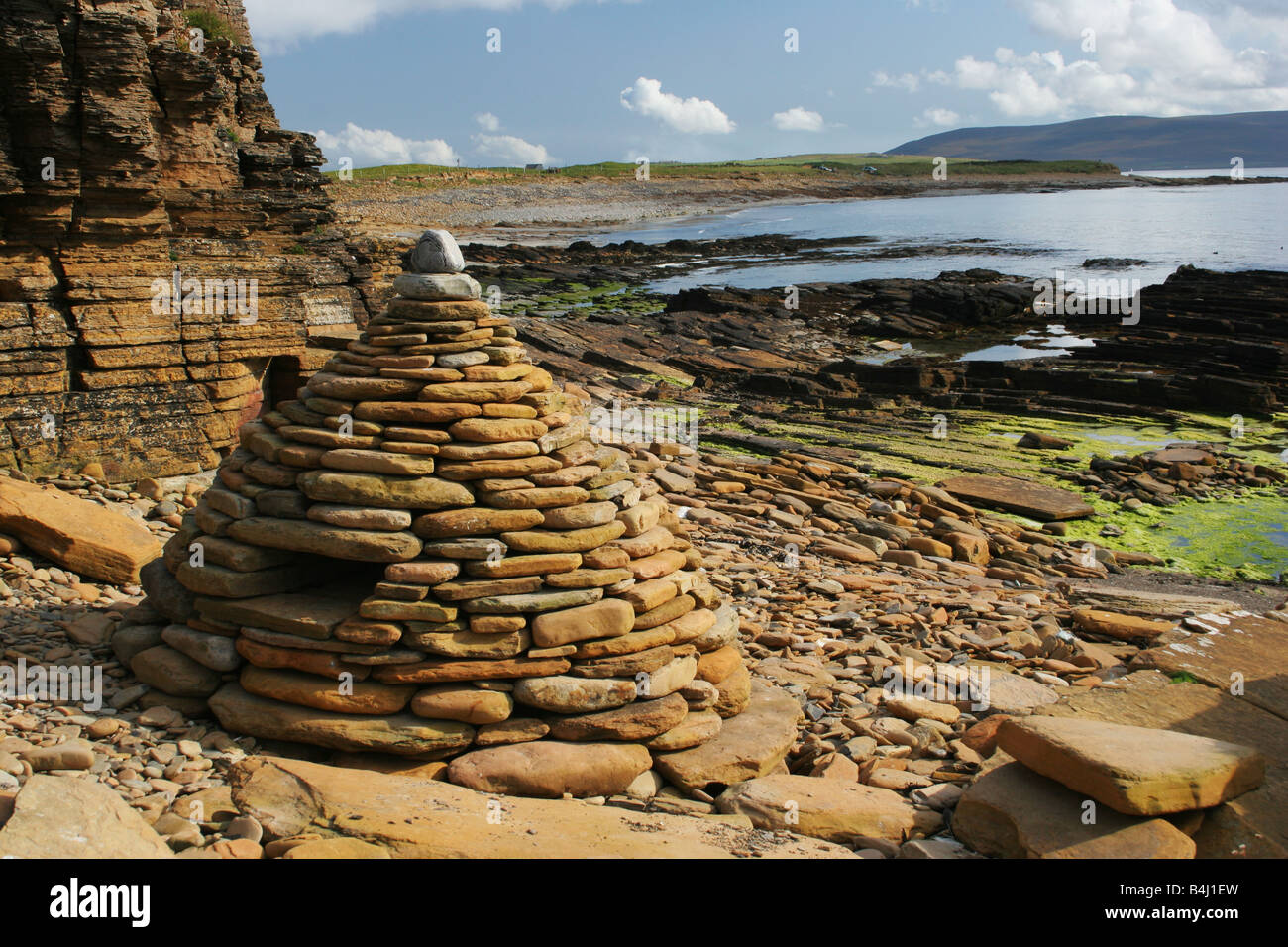 Cairn-Skulptur am Strand im Sand des Warebeth in der Nähe von Stromness, Orkney Inseln, Schottland Stockfoto