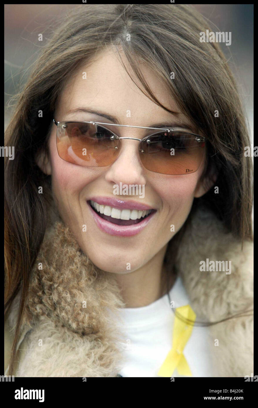 Elizabeth Hurley Liz Hurley April 2003 Schauspielerin Model Liz Hurley schließt sich Tom Isaacs in seine letzte Phase von seinem Spaziergang durch die Küste Großbritanniens auf die Millennium Bridge London Tom Parkinson Erkrankung leidet und beendete die über 4500 Meile zu Fuß am Welt-Parkinson-Tag Mirrorpix Stockfoto