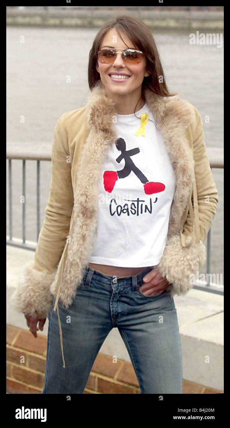 Elizabeth Hurley Liz Hurley April 2003 Schauspielerin Model Liz Hurley schließt sich Tom Isaacs in seine letzte Phase von seinem Spaziergang durch die Küste Großbritanniens auf die Millennium Bridge London Tom Parkinson Erkrankung leidet und beendete die über 4500 Meile zu Fuß am Welt-Parkinson-Tag Mirrorpix Stockfoto