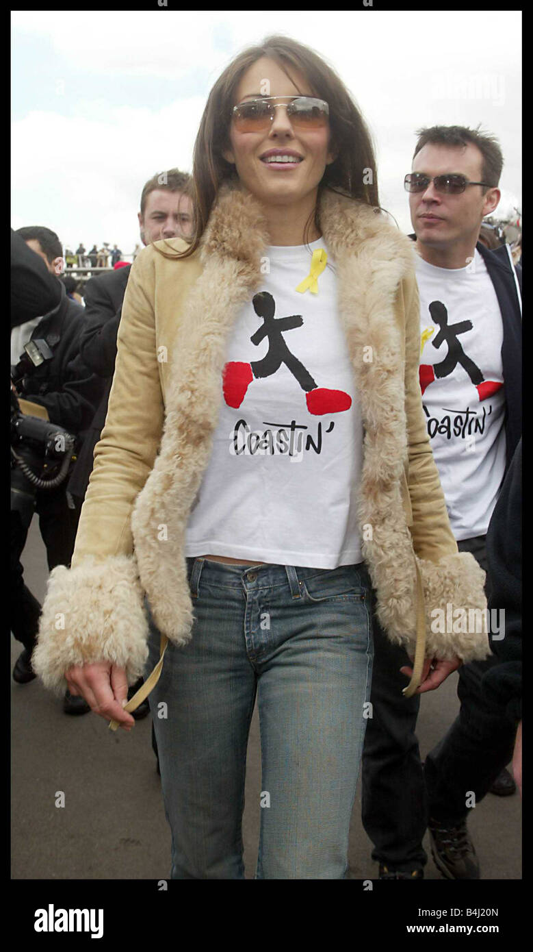 Elizabeth Hurley Liz Hurley April 2003 Schauspielerin Model Liz Hurley schließt sich Tom Isaacs in seine letzte Phase von seinem Spaziergang durch die Küste Großbritanniens auf die Millennium Bridge London Tom Parkinson Erkrankung leidet und beendete die über 4500 Meile zu Fuß am Welt-Parkinson-Tag Mirrorpix Stockfoto