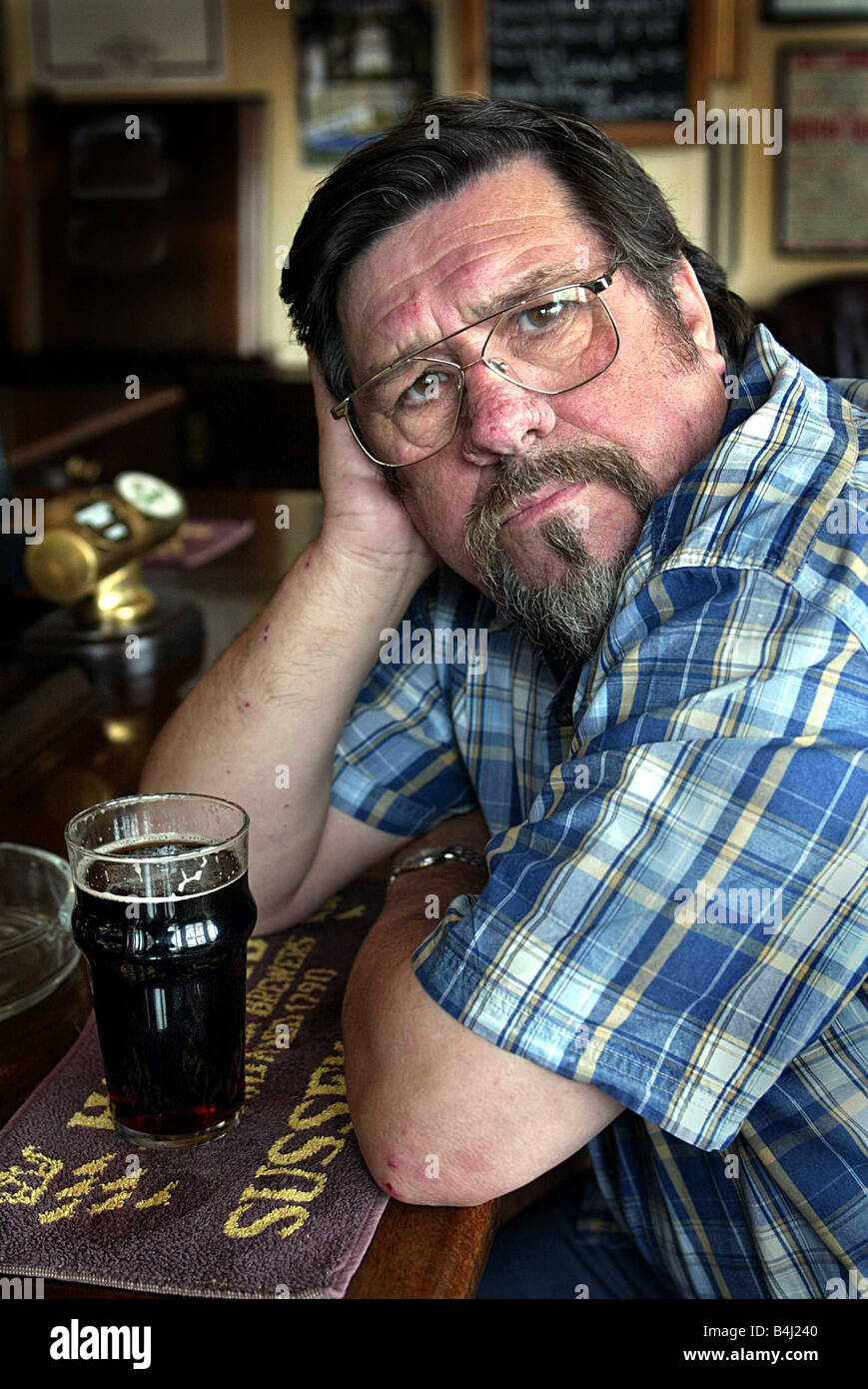 Schauspieler Ricky Tomlinson in der Kneipe mit seinen Lieblings-Pint milde trinken Alkohol Bar lokale Stockfoto