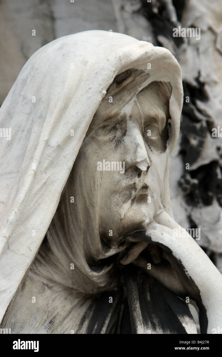 Skulptur auf Grab am Friedhof Montparnasse Paris Frankreich Stockfoto