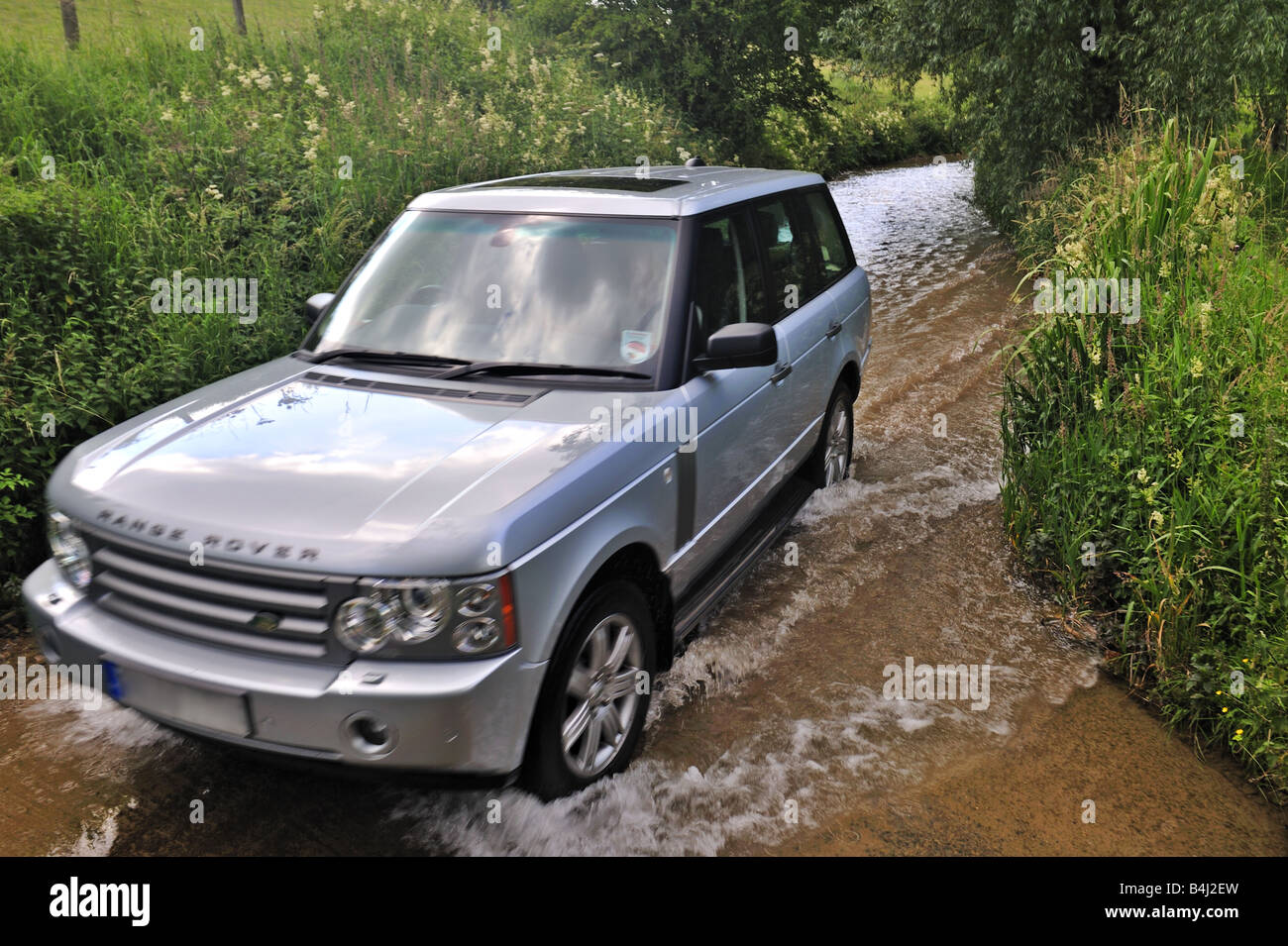 Den Stream Fording Stockfoto