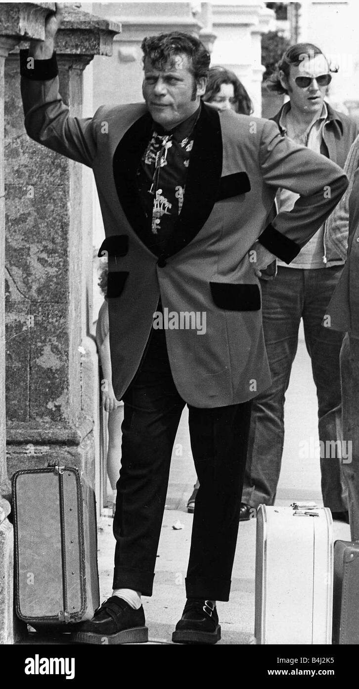 Oliver Reed, britischer Schauspieler verkleidet als Teddy Boy 1974 im Film Tommy The Who Popgruppe Rock-Oper Stockfoto