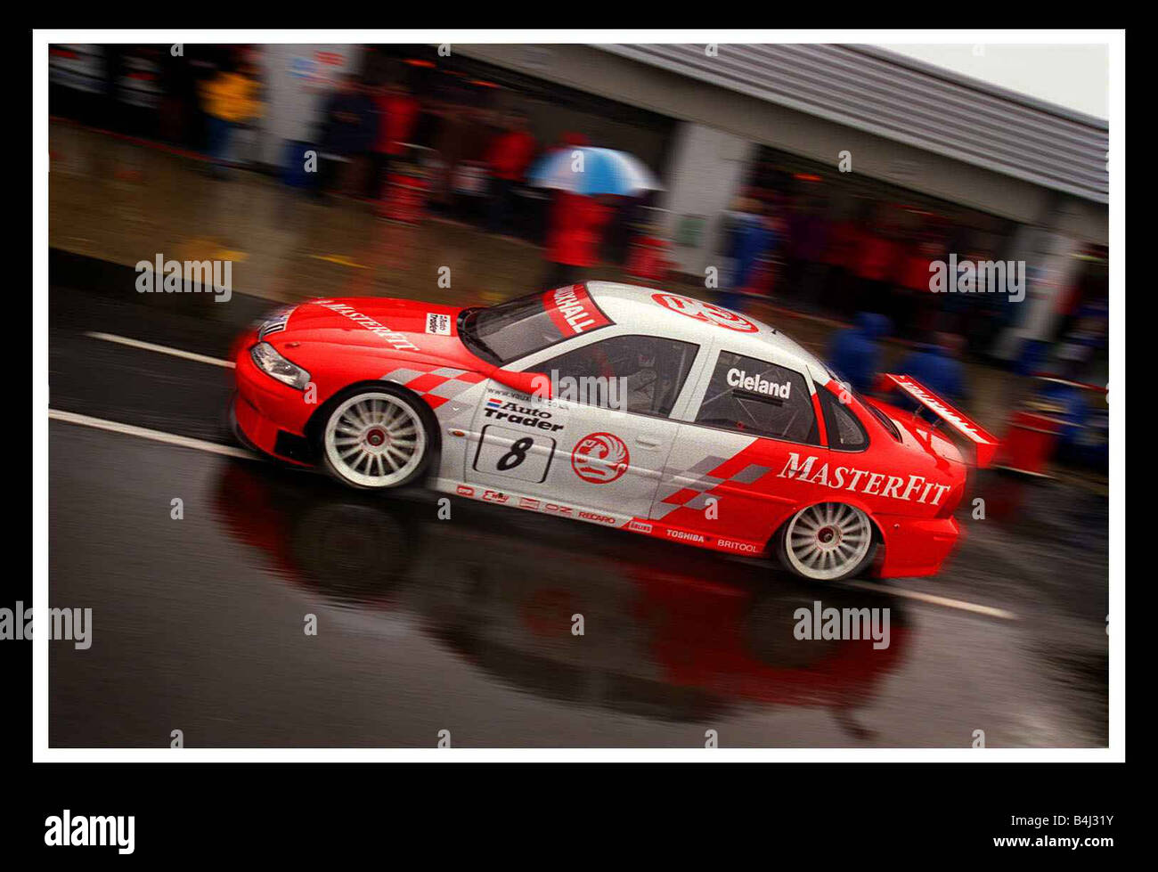 SILVERSTONE Rally Car März 1999 Media Tag Straße Datensatz Ergänzung Autorennen im Regen vorbei an Gruben Stockfoto