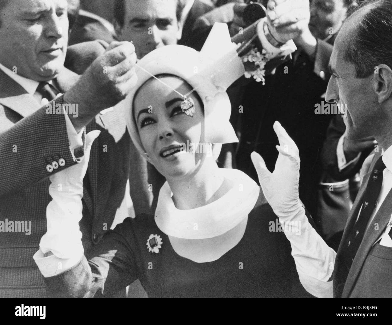 Elizabeth Taylor erhalten Sie ein weiteres Schmuckstück von Richard Burton in Newbury Racecourse Stockfoto