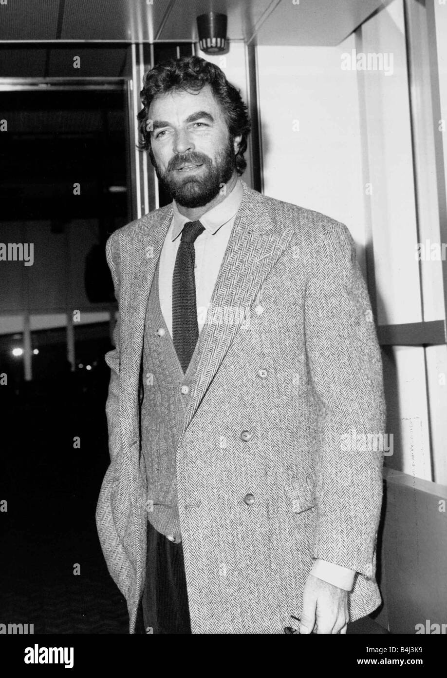 Amerikanische Filmstar Tom Selleck verlässt London Flughafen nach Los Angeles, Dezember 1990 Stockfoto