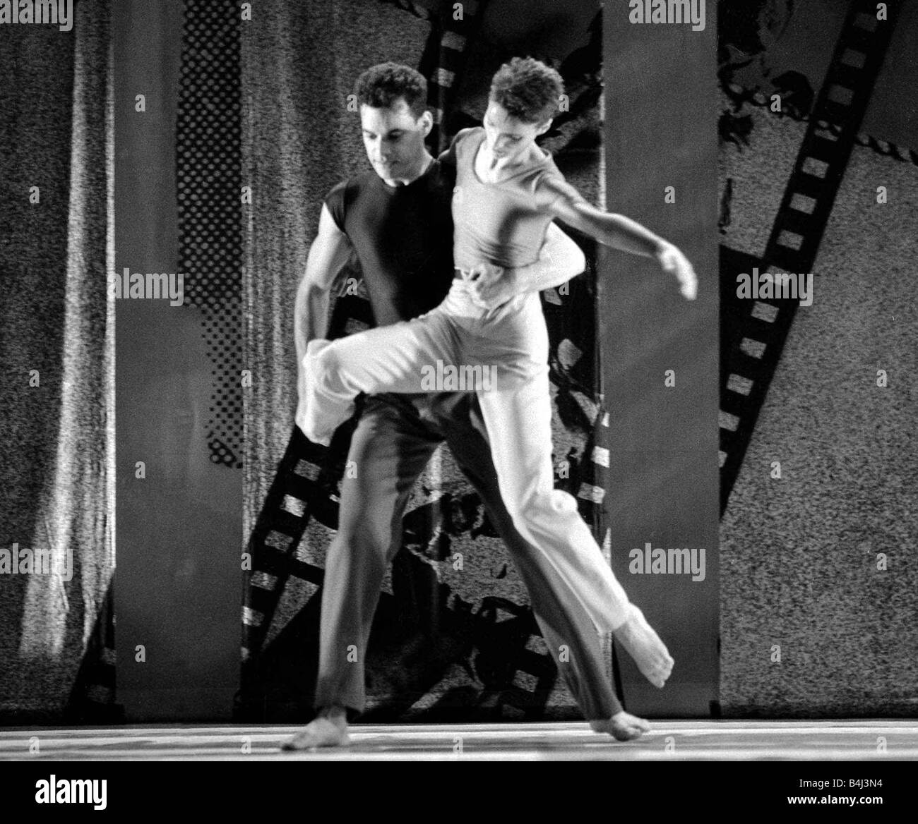 Ballett Siobhan Davies s stürzt das Herzstück einer vierteiligen Performance einschließlich Zansa Carmen Arcadiae und pflichtbewusste Enten Opening Show der neuen Saison bei Sadler s Wells Ward Stockfoto