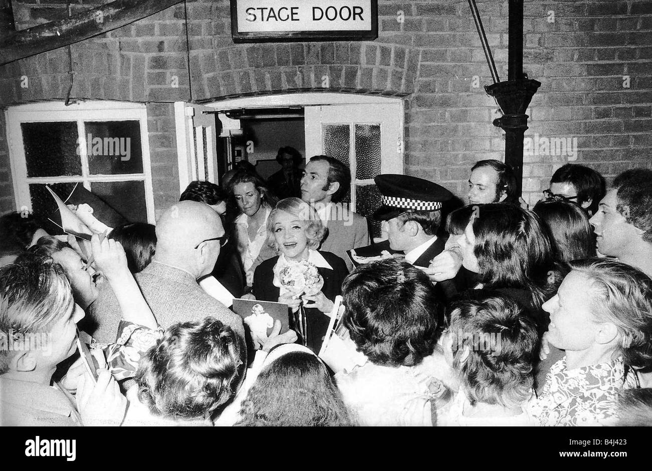 Marlene Dietrich Schauspielerin Fans Schub nach vorn zu verabschieden, Marlene verlässt die Wimbledon Theatre Dbase msi Stockfoto
