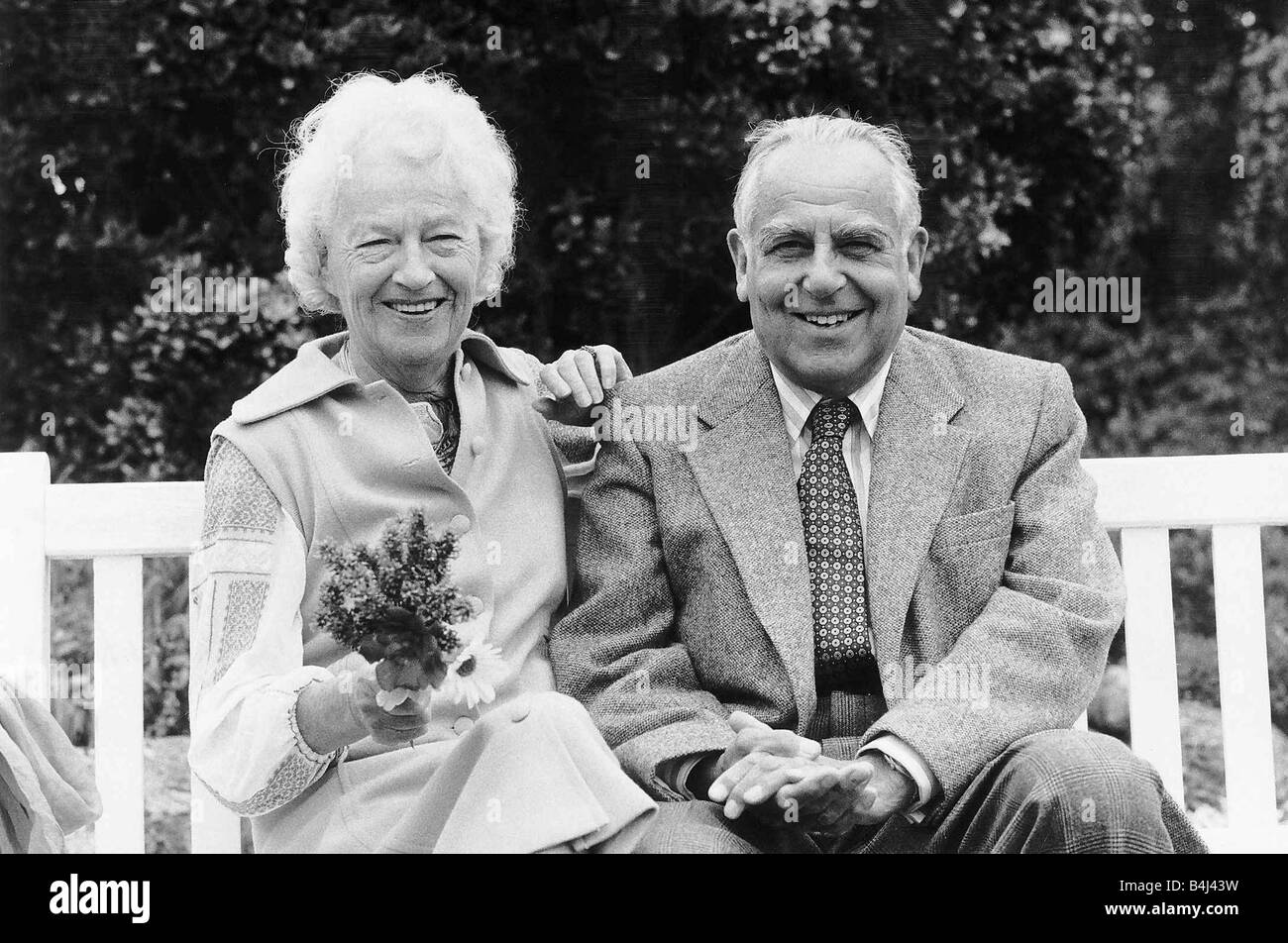 Gracie Felder Schauspielerin Sängerin mit dritten Ehemann Boris Alperovici Dbase MSI auf Bank sitzend Stockfoto Gracie Felder Schauspielerin Sängerin mit dritten Ehemann Boris Alperovici Dbase MSI auf Bank sitzend Stockfoto