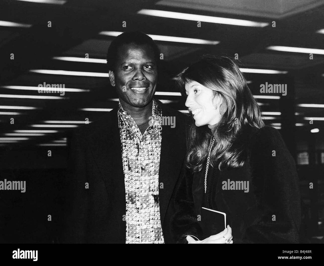 Sidney Poitier Schauspieler mit seiner Freundin Joanna Shimkus verlassen London Flughafen Oktober 1972 Dbase MSI Stockfoto