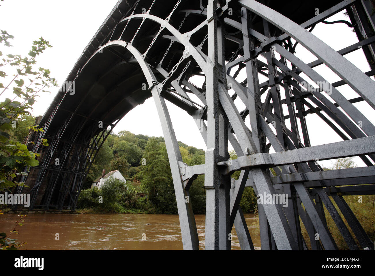 Die Brücke von Ironbridge, Shropshire, UK, am Fuße der Brücke gesehen. Stockfoto