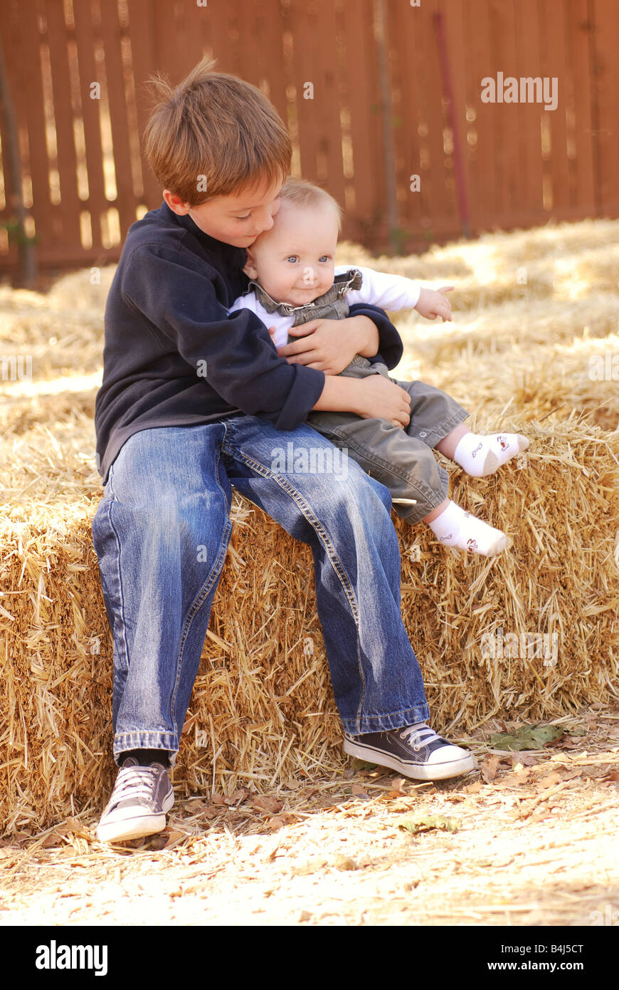 Big Brother mit seinem kleinen Bruder auf einem Bauernhof Stockfoto Big Brother mit seinem kleinen Bruder auf einem Bauernhof Stockfoto